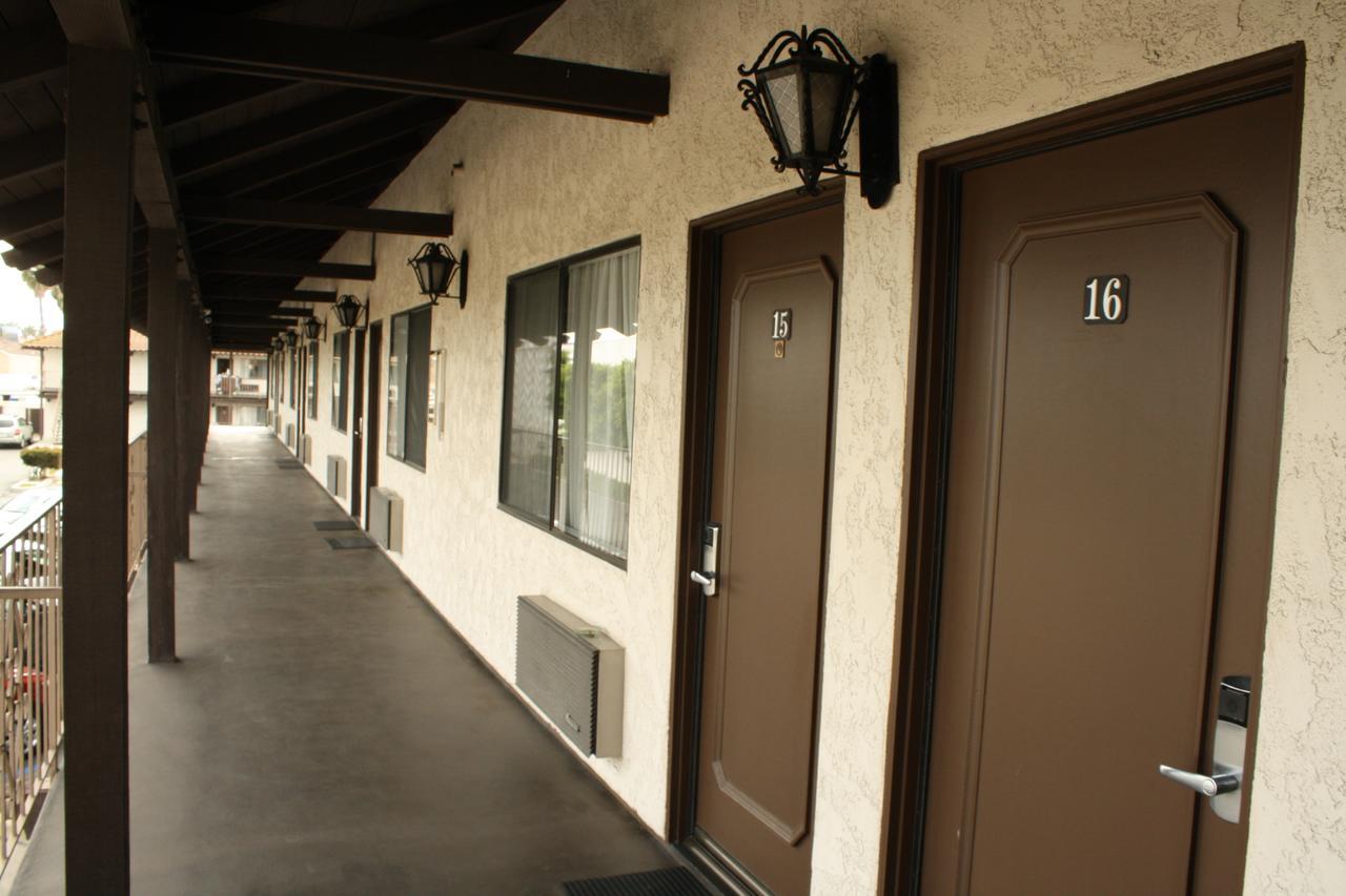 Cozy Inn Costa Mesa Exterior photo