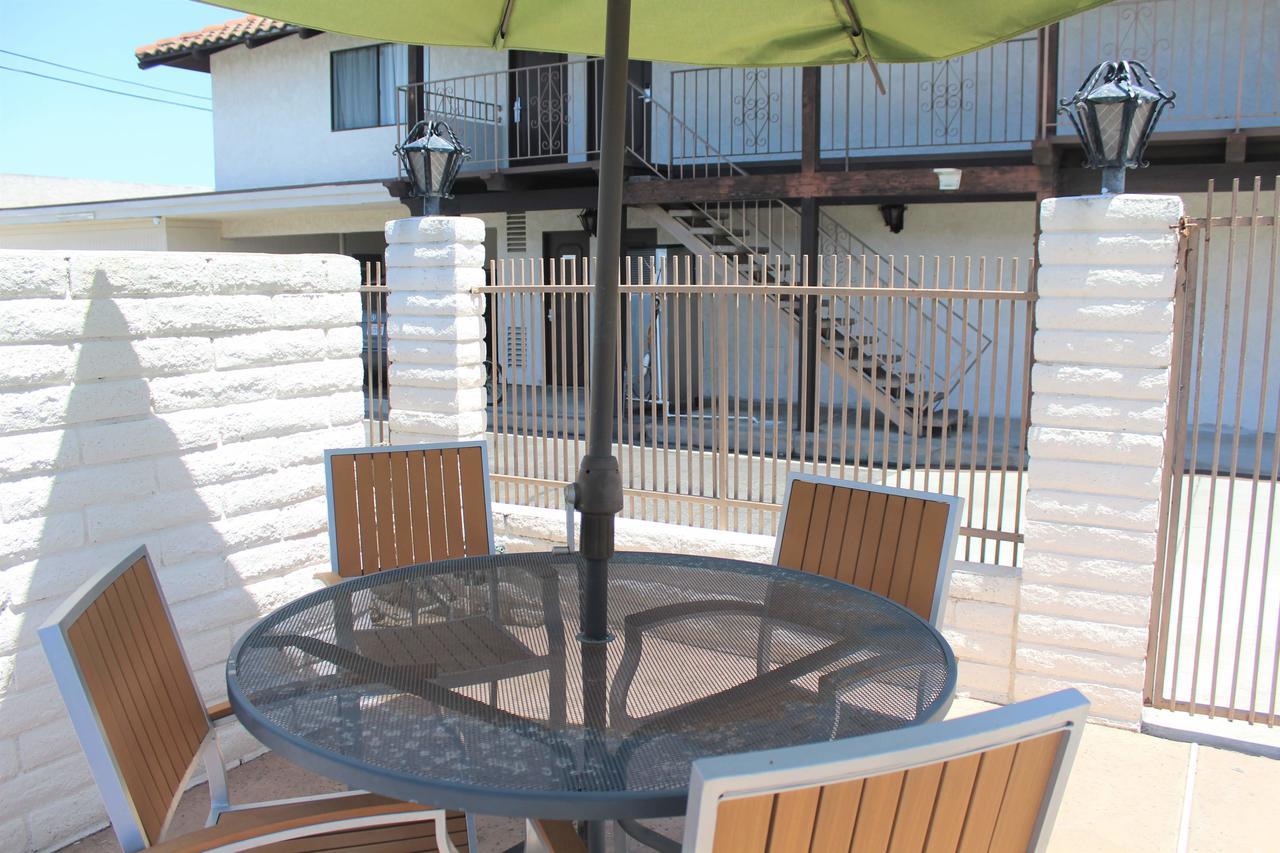 Cozy Inn Costa Mesa Exterior photo