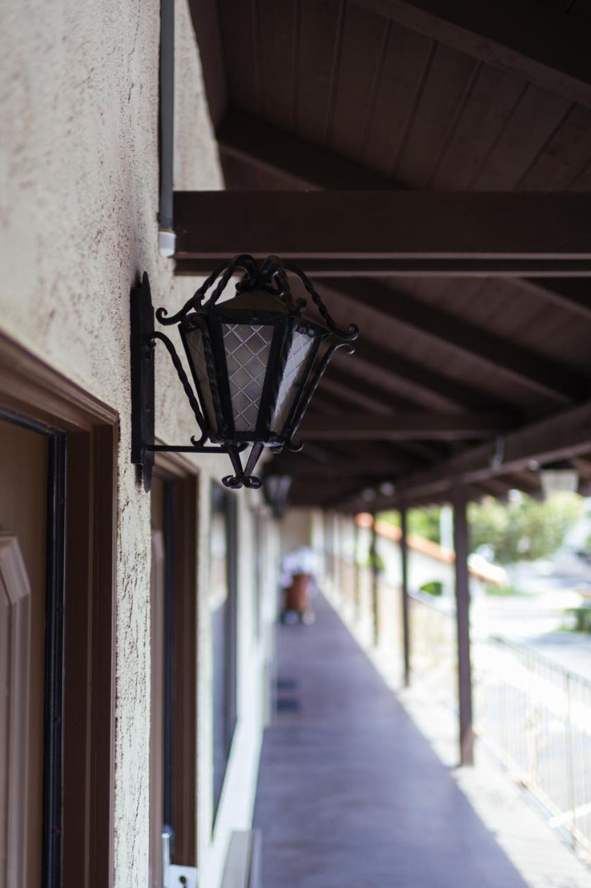 Cozy Inn Costa Mesa Exterior photo