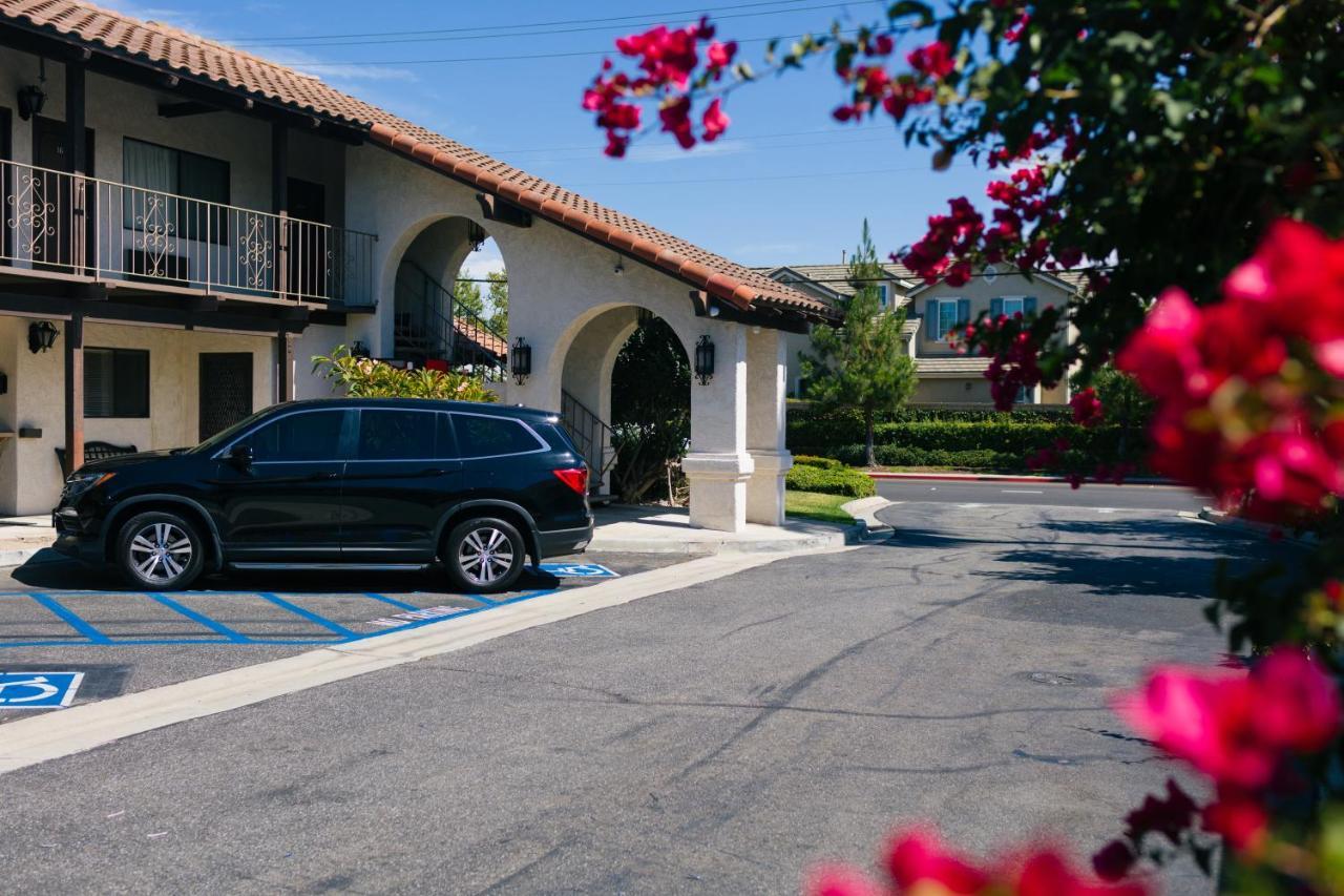 Cozy Inn Costa Mesa Exterior photo