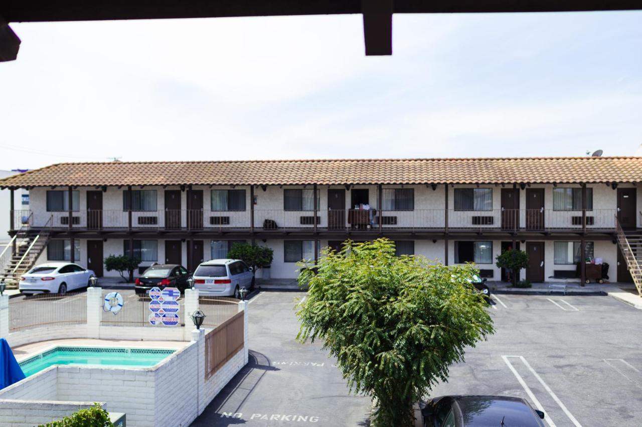 Cozy Inn Costa Mesa Exterior photo