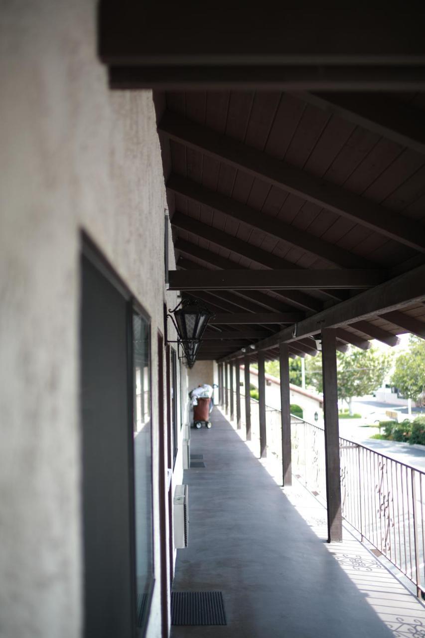 Cozy Inn Costa Mesa Exterior photo