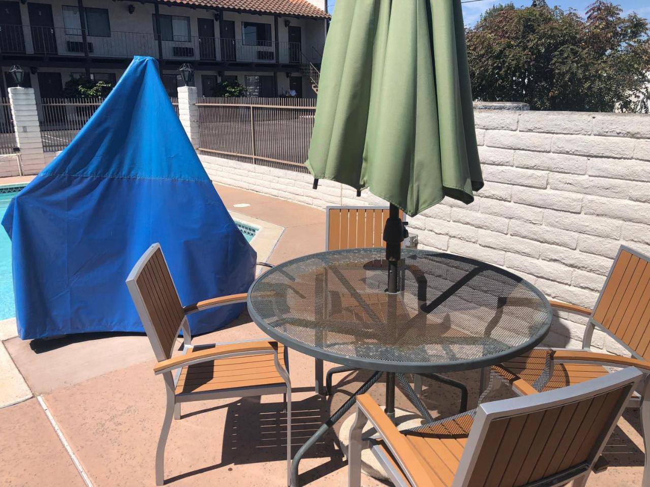 Cozy Inn Costa Mesa Exterior photo