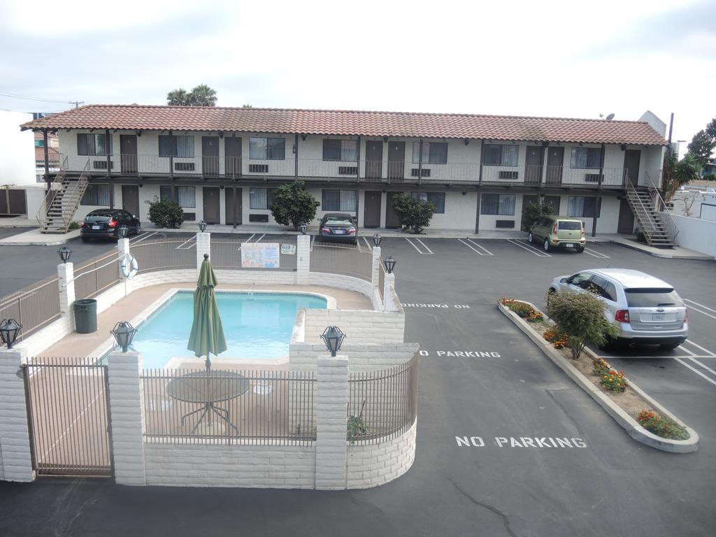 Cozy Inn Costa Mesa Exterior photo